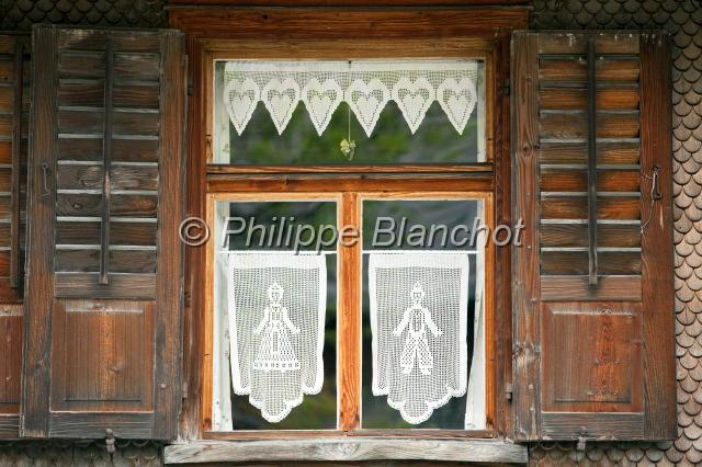 autriche vorarlberg 12.JPG - Fenêtres et volets typiques de Schwarzenberg, Bregenzerwald, Vorarlberg, Autriche